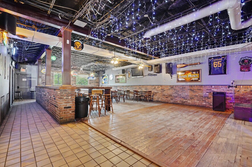 More Photos Of 244 N Water St, Kent Bar For Sale
