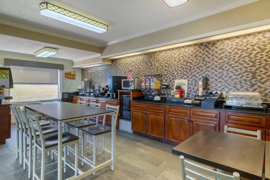 More Photos Of 820 Shoney's Dr, Ashburn Hotel For Sale