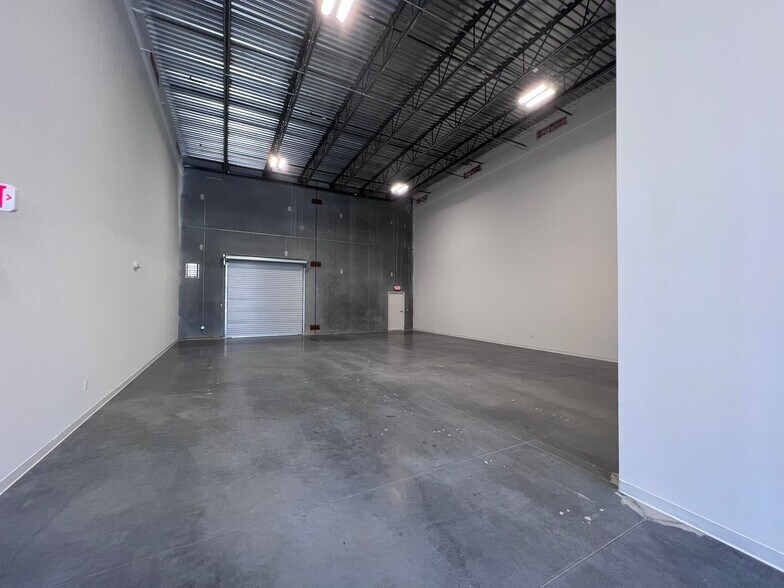 More Photos Of 8340 Southpark Cir, Orlando Flex For Lease