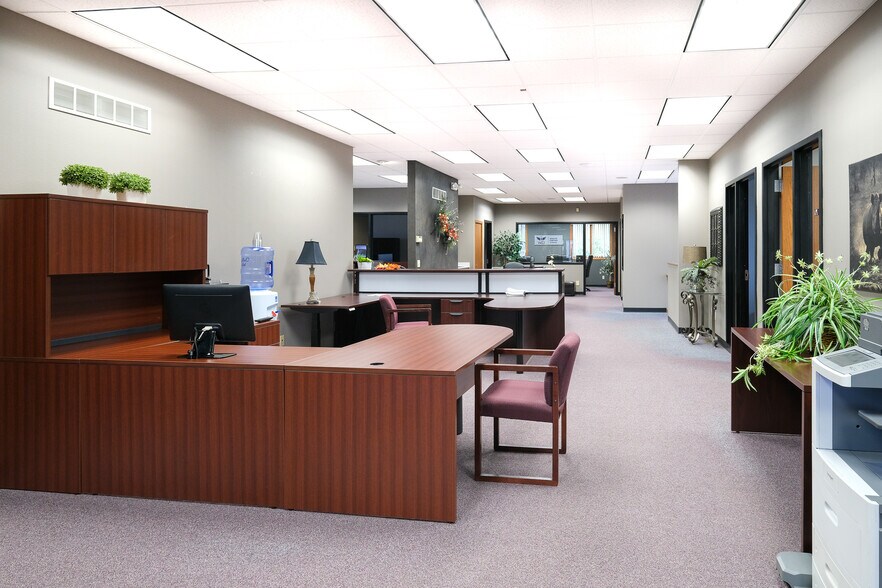 More Photos Of 40 Good Counsel Dr, Mankato Office For Sale