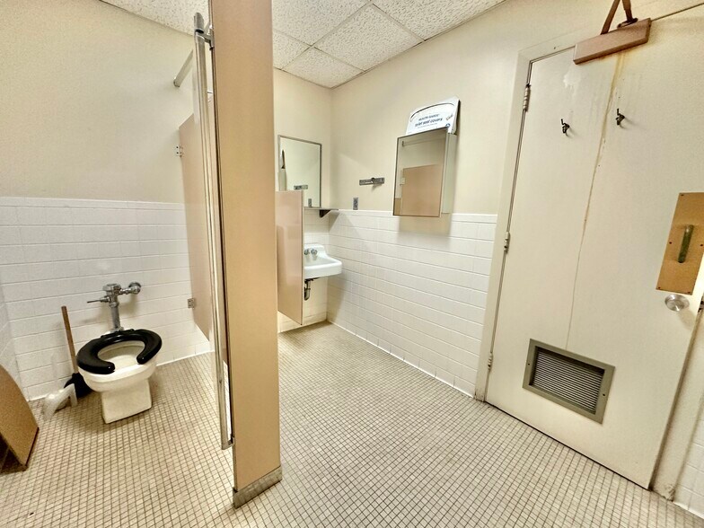 More Photos Of 8 Lester St, Martinsville General Retail For Sale