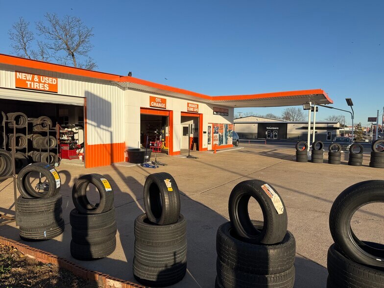 More Photos Of 810 W Main St, Durant Auto Repair For Lease