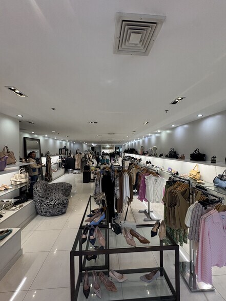 More Photos Of 63 Middle Neck Rd, Great Neck Storefront Retail Office For Sale