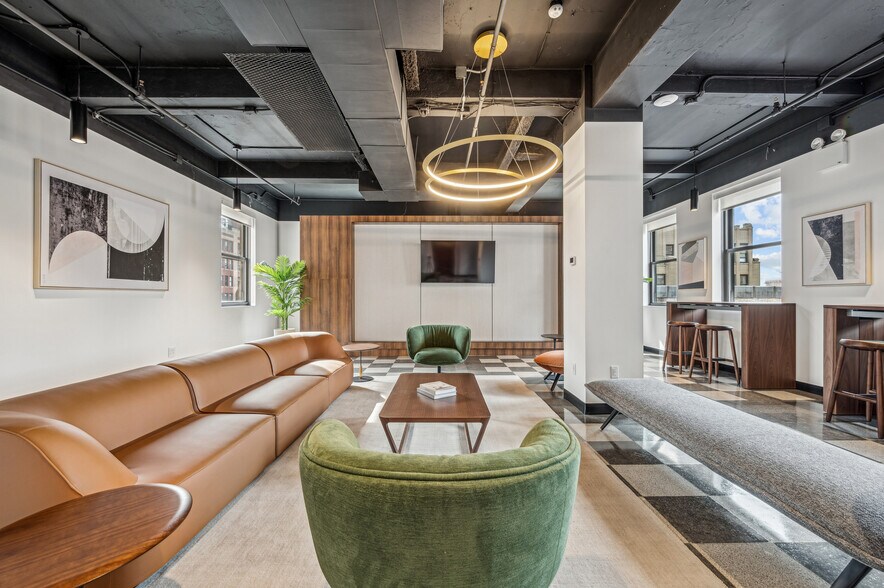 More Photos Of 501 Fashion Ave, New York Office For Lease