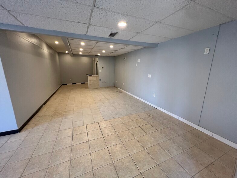 More Photos Of 8610 N Suwanee Ave, Tampa General Retail For Sale
