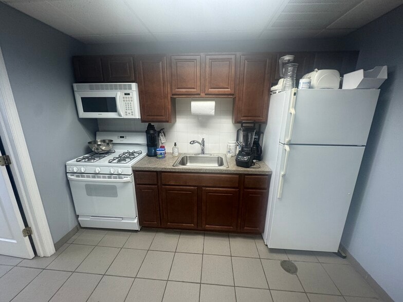 More Photos Of 1626 S Commerce St, Paulsboro Auto Repair For Lease