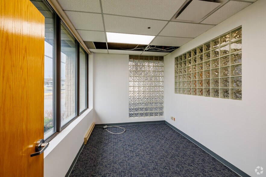 More Photos Of 1660-1700 Boul Hymus, Dorval Warehouse For Sale