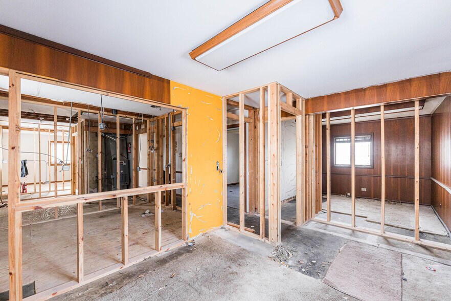 More Photos Of 205 Pinecroft Dr, Roselle Office For Sale