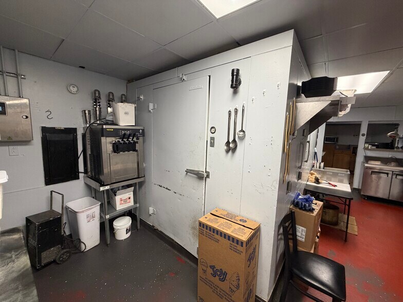 More Photos Of 1111 E Park Ave, Anaconda Restaurant For Sale