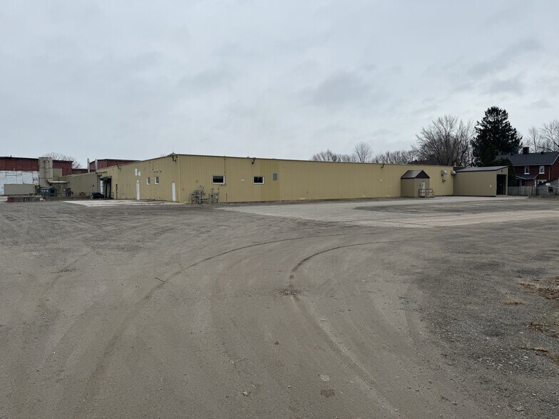 Primary Photo Of 30-80 Av Saint-Martin, Louiseville Industrial For Lease