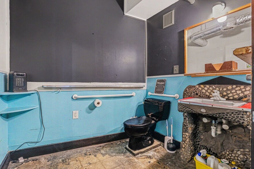 More Photos Of 705 W Rosemary St, Chapel Hill Storefront For Sale