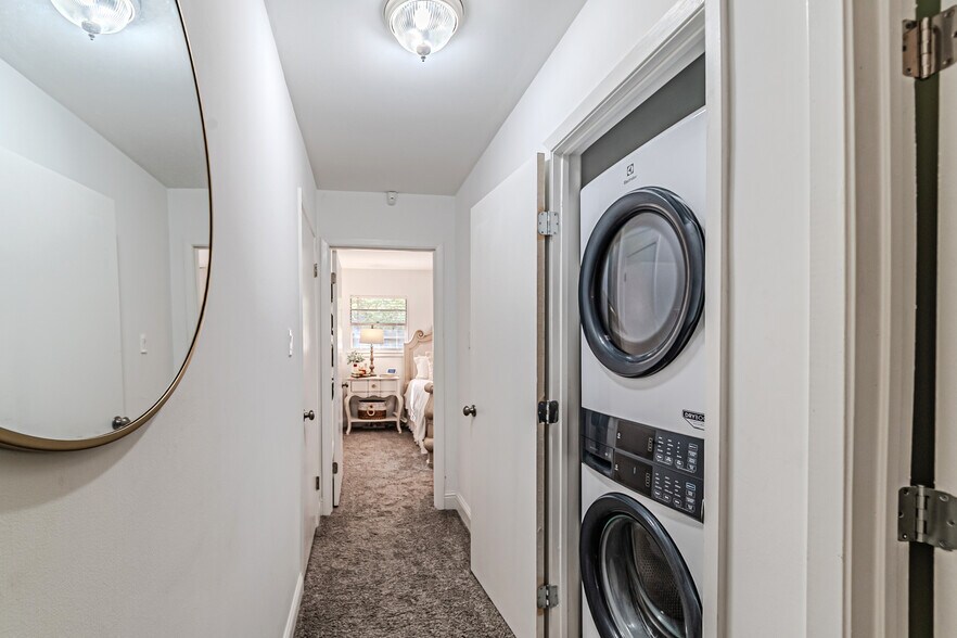 More Photos Of 2103 Taylor St, Waller Office For Sale