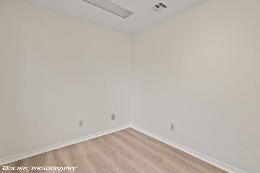 More Photos Of 320 E Old Mill Rd, Mesquite Office For Sale