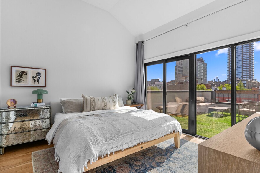 More Photos Of 212 Franklin St, Brooklyn Storefront Retail Residential For Sale