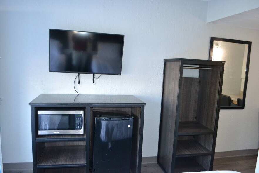 More Photos Of 10885 Harts Rd, Jacksonville Hotel For Sale