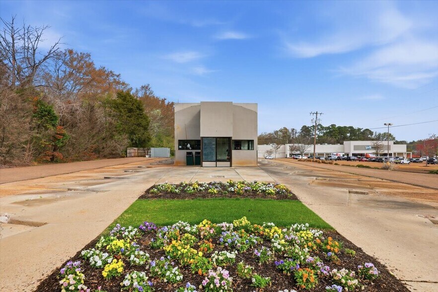 More Photos Of 1900 E County Line Rd, Ridgeland Fast Food For Sale