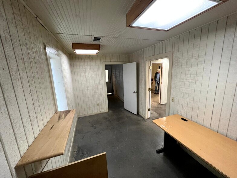 More Photos Of 744 FM 609, La Grange Service For Lease