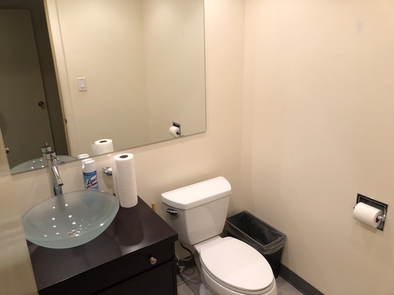 More Photos Of 512 Higgins Rd, Park Ridge Office For Lease