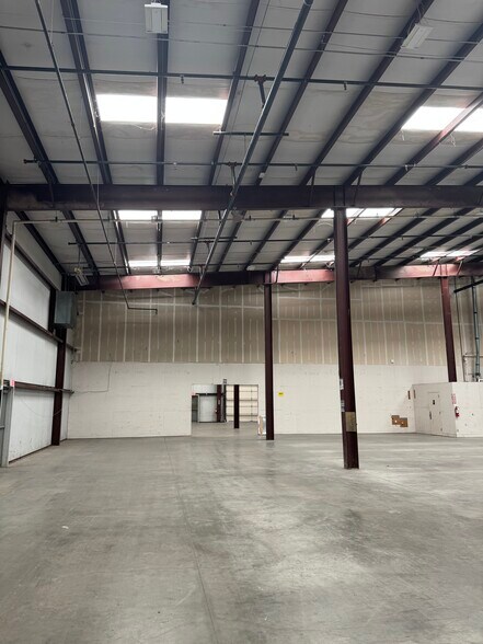 More Photos Of 8305 Springdale Rd, Austin Showroom For Lease