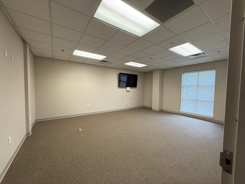 More Photos Of 639 Executive Pl, Fayetteville Medical For Lease