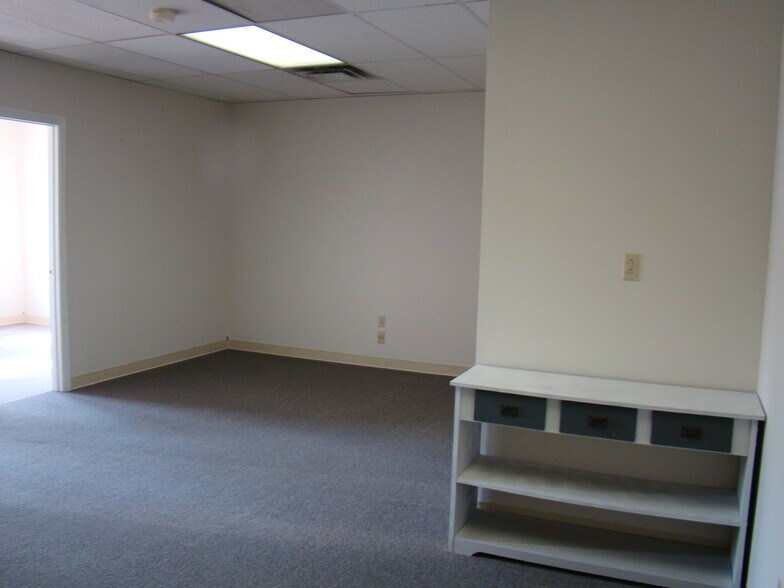 More Photos Of 619 W Main St, Carnegie Flex For Lease