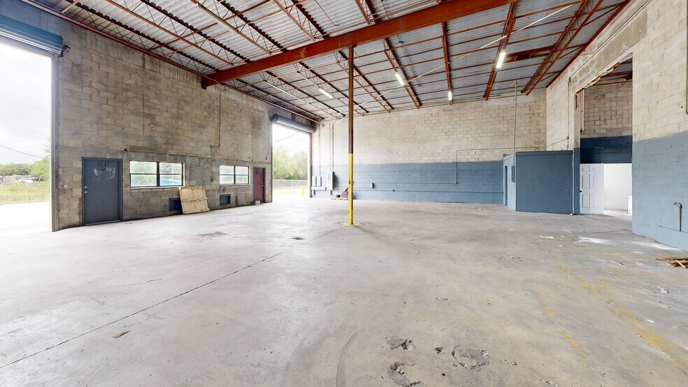 More Photos Of 1620-1646 SE Village Green Dr, Port, Port Saint Lucie Warehouse For Lease