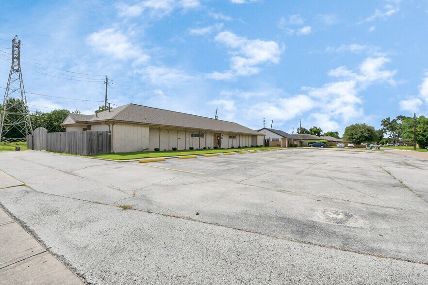 More Photos Of 2001 John St, Pasadena Office For Sale