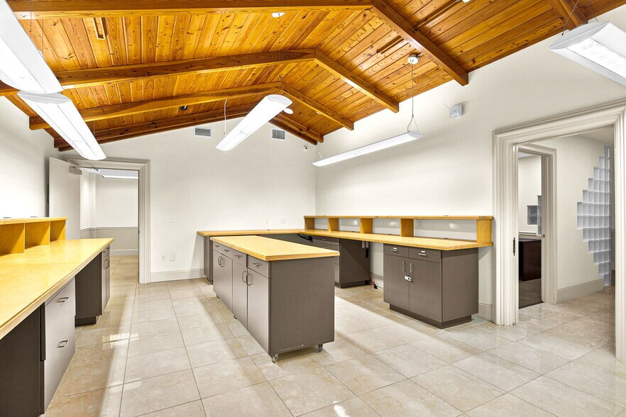 More Photos Of 525 8th St W, Bradenton Office For Sale