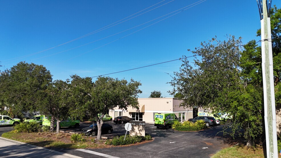 More Photos Of 1052-1060 Endeavor Ct, Nokomis Warehouse For Lease