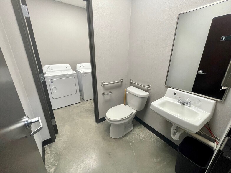 More Photos Of 1505 Elwyn, Midland Industrial For Lease