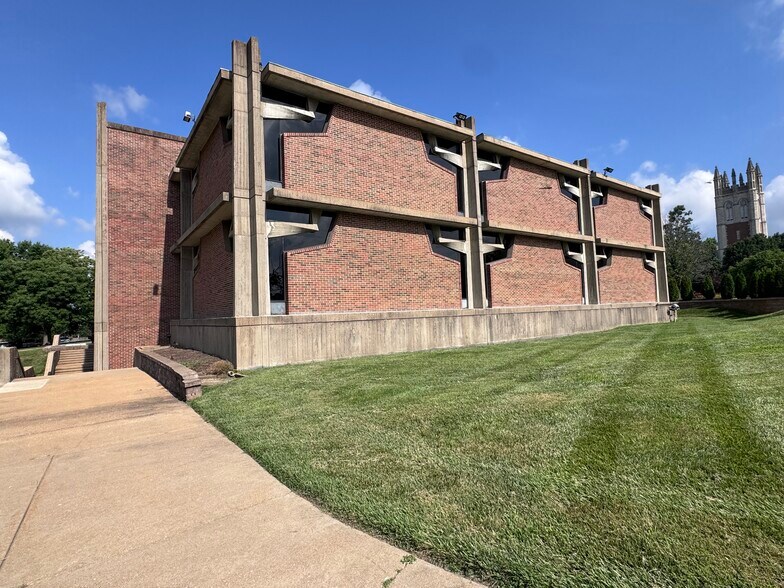 More Photos Of 455 E Lockwood Ave, Saint Louis Office For Sale