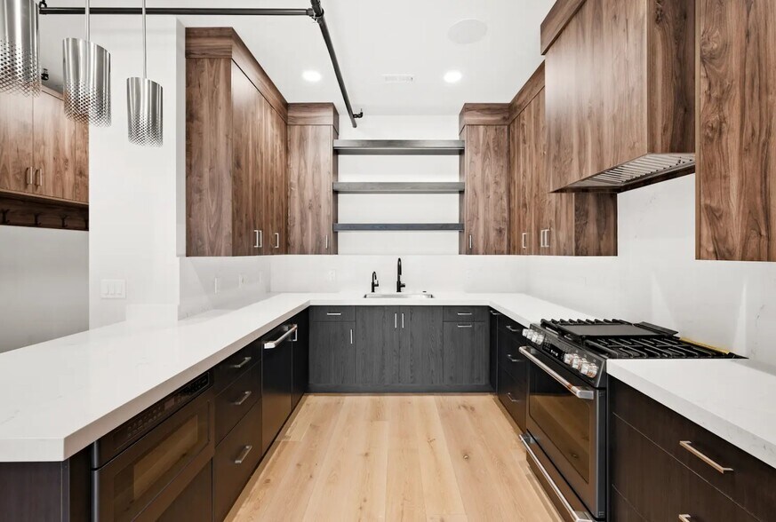 More Photos Of 4518 Forestdale Dr, Park City Office Residential For Lease