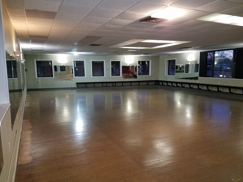 More Photos Of 143 W Main St, Bay Shore General Retail For Sale