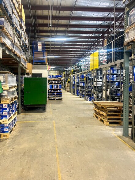 More Photos Of 1906 N Peach Ave, Marshfield Warehouse For Lease