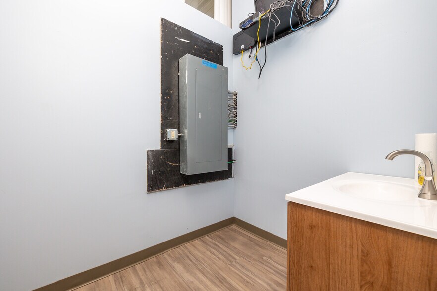 More Photos Of 18 Cedar St, Newington Storefront Retail Office For Lease