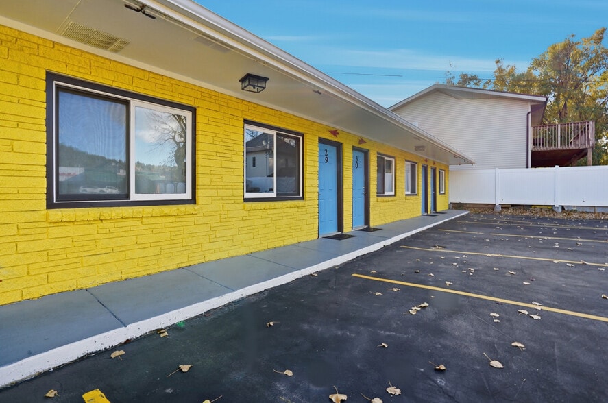 More Photos Of 214 E Cleveland St, Sundance Hotel For Sale