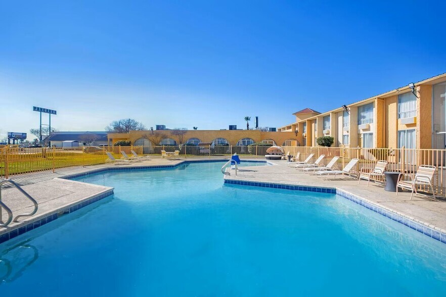 More Photos Of 2005 Veterans Blvd, Del Rio Hotel For Sale