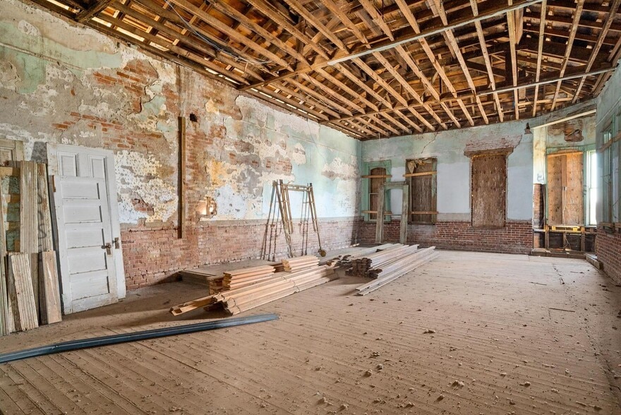 More Photos Of 2195 California St, Sutter Flex For Sale