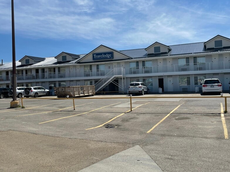 More Photos Of 101 Grove Pl, Drumheller Hotel For Sale