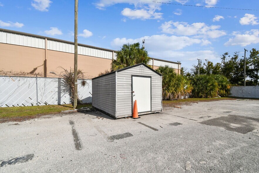 More Photos Of 4811 W Sligh Ave, Tampa Warehouse For Lease