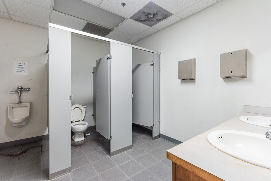 More Photos Of 111 N 12th St, West Columbia General Retail For Sale