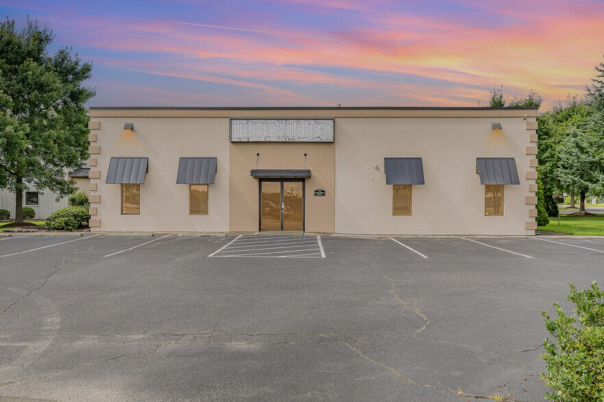 More Photos Of 100 Industrial Dr, Fredericksburg Showroom For Sale