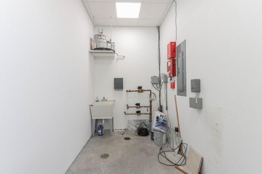More Photos Of 1837-1845 Park Ave, Plover Storefront Retail Office For Lease