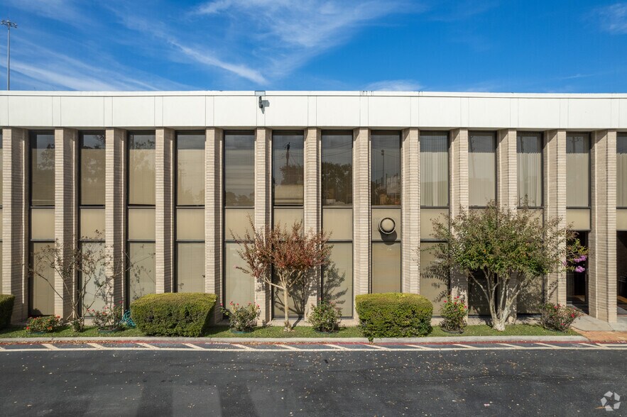 More Photos Of 9219 Katy Fwy, Houston Office For Lease