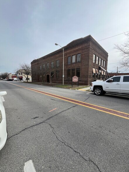 More Photos Of 201 W Market St, Kingsport Office For Sale