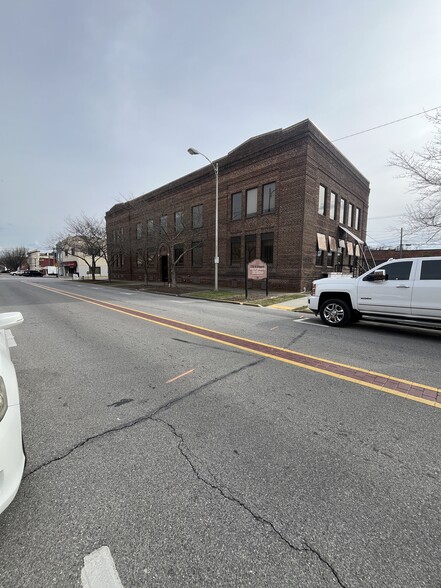 Primary Photo Of 201 W Market St, Kingsport Office For Lease