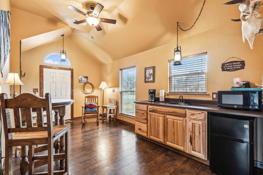 More Photos Of 512 N Travis St, Granbury Hospitality For Sale