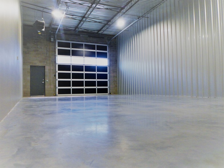 More Photos Of 2100 Double Creek Dr, Round Rock Showroom For Sale