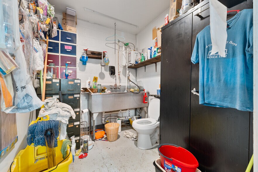 More Photos Of 727-735 14th St W, Huntington Storefront For Sale