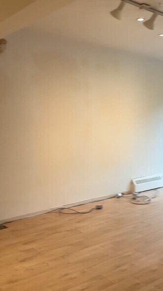 Primary Photo Of 1335-1339 Av Greene, Westmount Storefront Retail Residential For Lease